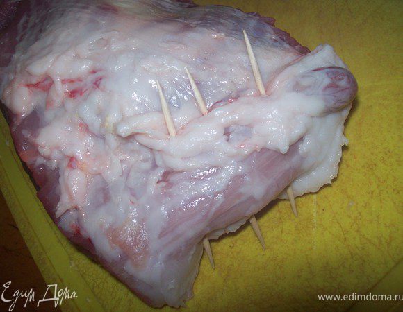 края скалываем зубочистками, что бы при выпекании яйца не вылезли наружу