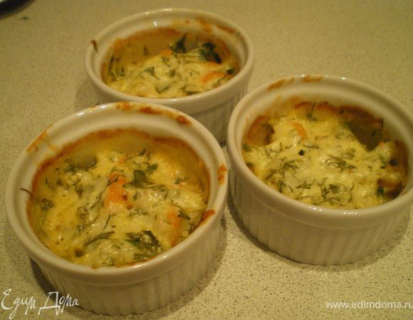 Креветки разморозить и очистить. Разложить по формочкам. Приготовить соус. Для этого в сметану добавить измельчённый чеснок, зелень укропа и, натёртый на крупной тёрке, плавленный сыр. Соусом залить креветки и поставить в духовку на 15-20 минут.Закуска готова!!!