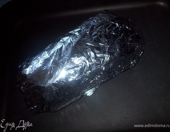 заворачиваем в фольгу и отправляем в духовку на 1.20-1.30 при температуре 200-220 градусов