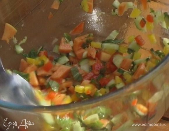 Добавить в салат оливковое масло, сок и цедру лаймов, соль и перец по вкусу. Все тщательно перемешать.