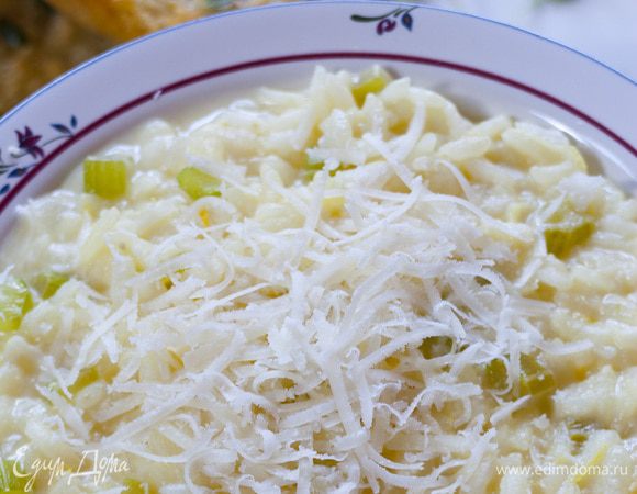 Присыпать оставшимся пармезаном и сразу же подавать к столу.