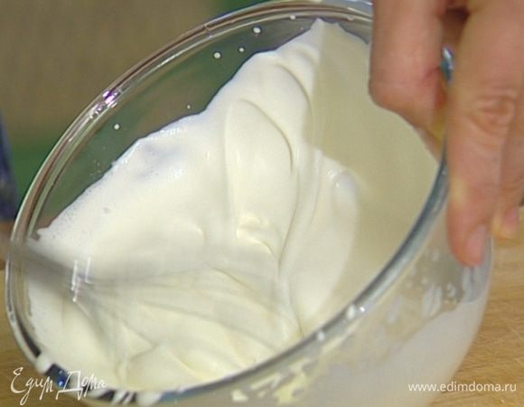 Сливки взбить.
