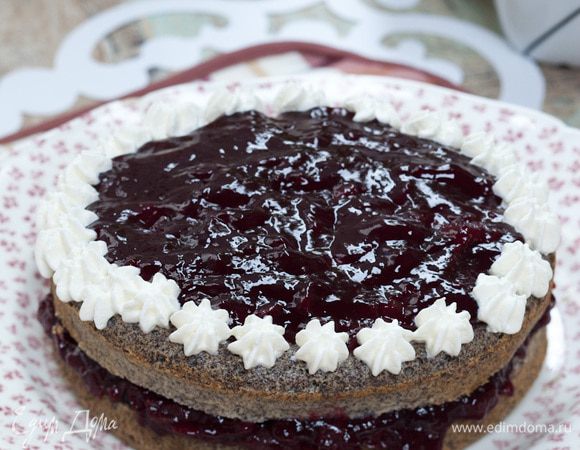 Готовый торт разрезать вдоль на 2 коржа, один из них щедро смазать вареньем. Накрыть вторым коржом и распределить оставшееся варенье по его поверхности. Украсить взбитыми сливками. 

