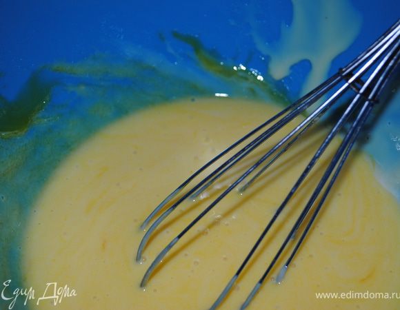 смешать сгущенку, растопленое масло и желтки.