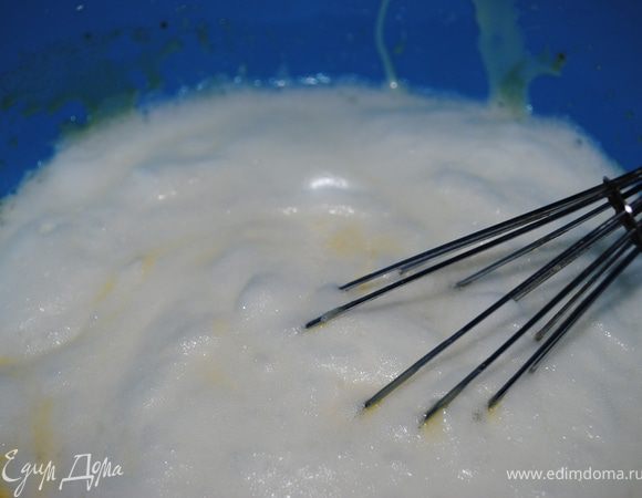 Сбить белки в пену. В тесто добавить муку, разрыхлитель, перемешать . В конце добавить взбитые белки и все очень хорошо перемешать