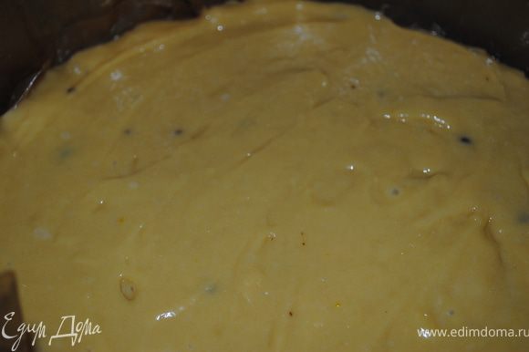 В форму, смазаную маслом, выливаем наше тесто и ставим в духовку на 20 - 30 минут.