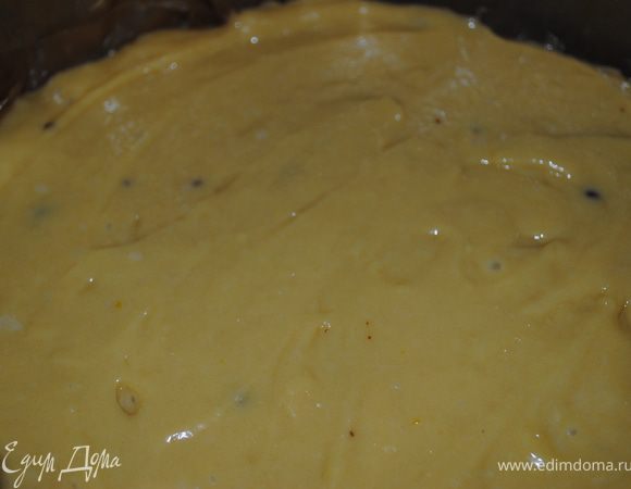 В форму, смазаную маслом, выливаем наше тесто и ставим в духовку на 20 - 30 минут.