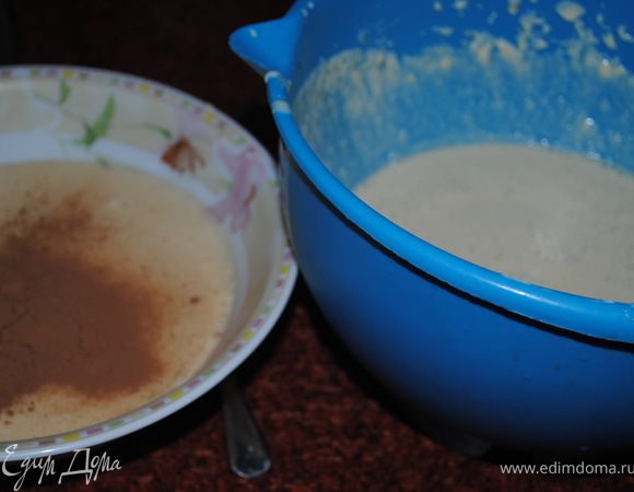 Пока печеться корж, сметану сбиваем с сахаром, разделяем на две части, в одну добавляем какао.