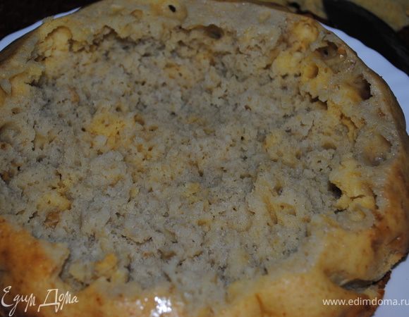 Когда корж остынет, острым ножом срезать верх у торта, а средину выбрать, что бы получилось вроде колодца. чай смешать с коньяком и пропитать корж.