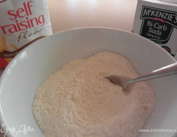 В небольшой посуде смешать самоподнимающуюся муку и соду (1/2 ч. л.).