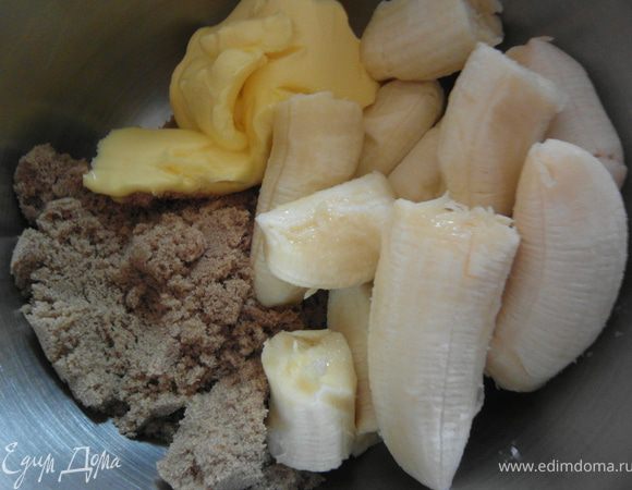 Масло, коричневый сахар, ванилин и бананы поместить в блендер (бананы можно предварительно размять вилкой).