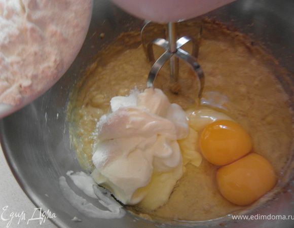 Добавить яйца, сметану, муку с содой, все еще раз тщательно взбить (около 30 секунд).