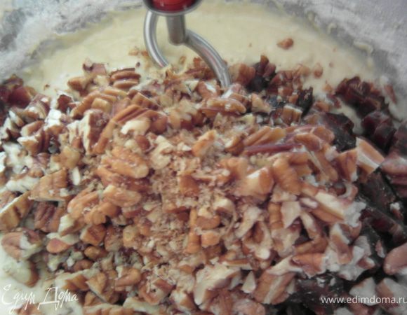 Добавить финики и орехи, взбивать 15 секунд, только для того, чтобы орехи и финики хорошо распределились по тесту.