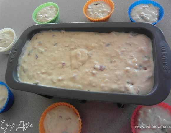 Вылить массу в заранее подготовленную форму (желательно прямоугольную), застеленную пекарской бумагой. В моем случае форма силиконовая, поэтому я ее только смазала маслом. Часть теста я распределила по формочками для маффинов.