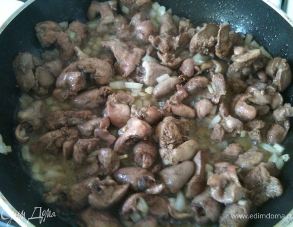 Посолить, добавить специи и присыпать мукой. Продолжать обжаривать.