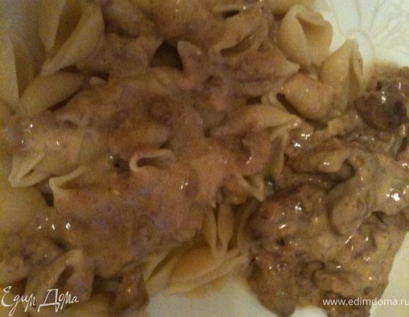 По истечении времени, перемешать и подавать к столу со своим любимым гарниром. У меня были ракушки. 
Приятного аппетита!