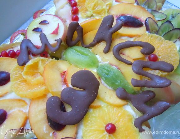 Готовим коржи:

Белки отделать от желтков.Желтки растереть с половиной сахара до бела. Белки взбить с оставшимся сахаром до стойких пиков.К желткам добавить 1/3 взбитых белков и аккуратно перемешать снизу вверх , затем добавить просеянную муку,осторожно перемешать , смешать эту смесь к оставшимися белкам,перемешать движениями снизу вверх не более минуты.Дно разъемной формы застелить пергаментом,вылить в форму тесто. Выпекать корж в заранее разогретой духовке при 180С 35-40 минут,духовку в течении 30 мин. не открывать! Готовый корж при легком надавливании на него должен сразу же принять свою форму.


Готовим крем суфле:

Желатин растворить в воде.
Из персиков сделать пюре добавить сахар (по вкусу) и при помешивании довести до загустения. Полученную массу остудить, добавить лимонный сок, растворенный желатин, все тщательно перемешать и соединить со сметаной. 

Сборка торта:
Разрезать каждый корж напополам.
Вырезать из каждого коржа по одному крылу бабочки, из обрезков ровной формы сделать туловище и голову.Далее нанести на корж суфле и отправить в холодильник на 1 час,не накрывая второй частью коржа.
По истечению одного часа достать торт,нанести на второй корж немного крема и накрыть первый корж с кремом ,отправить в холодильник.
Когда торт с суфле застынет,смазать торт тонким слоем сметанного крема ( сметана и сахар= взбить). Далее украсить фруктами на свое усмотрение!
