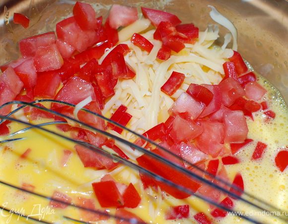 Чистый перчик нарезаем кубиками, помидорки освобождаем от мякоти и тоже нарезаем на кубики.  
Белки отделяем от желтков.
В желтки  добавляем молоко,резаные овощи и тертый сыр. Солим, перчим и размешиваем.