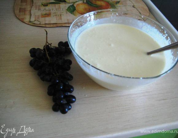 Сметану с сахаром взбить и ввести туда струйкой заранее "распущенный" и остуженный желатин.добавить в массу фрукты или ягоды.