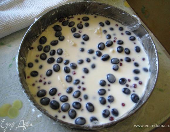 Сверху на бисквит вылить массу суфле и поставить в холодильник на 1,5 часа для застывания суфле.