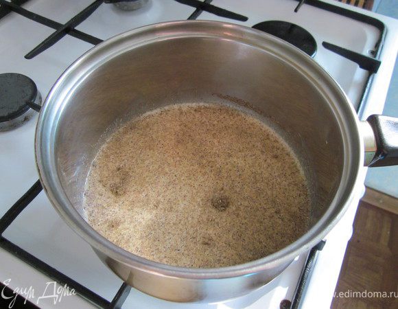 Вскипятить молоко с кардамоном, настоять 10 минут.