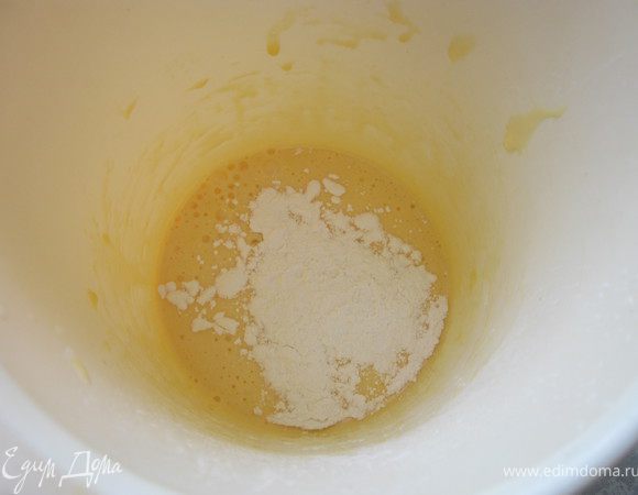 Взбить желтки с сахарной пудрой пока масса не посветлеет. Добавить крахмал и хорошенько все взбить.