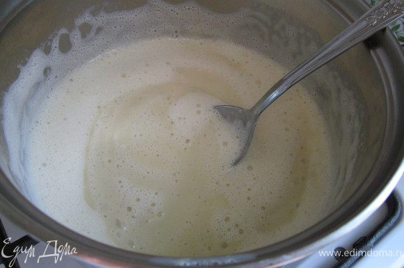 Не прекращая взбивать, влить в яичную смесь молоко. Довести смесь до кипения, смесь станет густой.