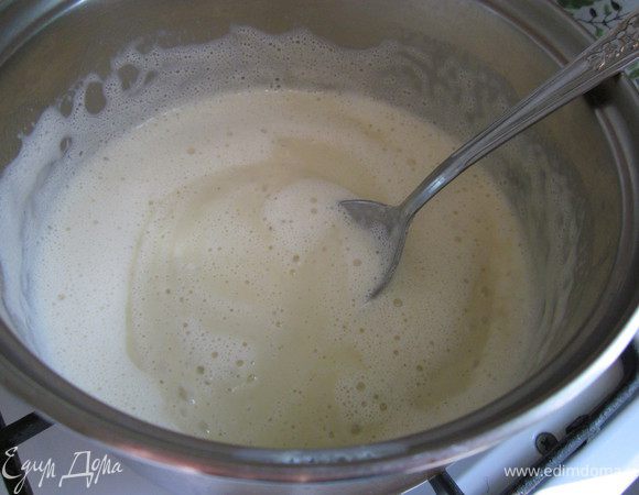 Не прекращая взбивать, влить в яичную смесь молоко. Довести смесь до кипения, смесь станет густой.
