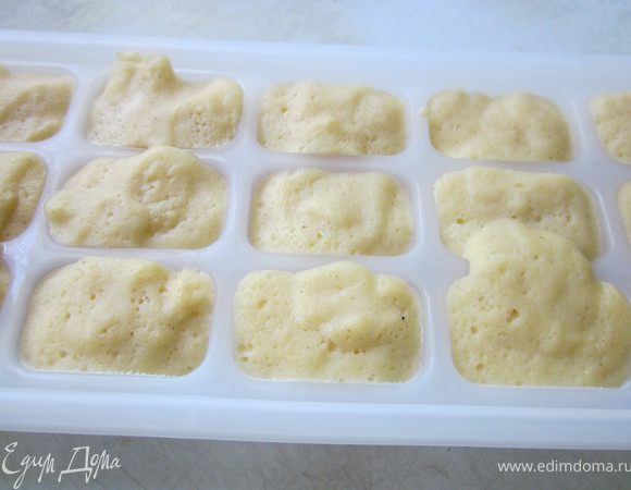 Разлить по формочкам для льда. Убрать в морозильную камеру на 3 часа.