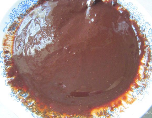 Теперь займемся шоколадным муссом. На водяной бане растопить шоколад и масло. Добавить сахар. Снять с огня и немного остудить.