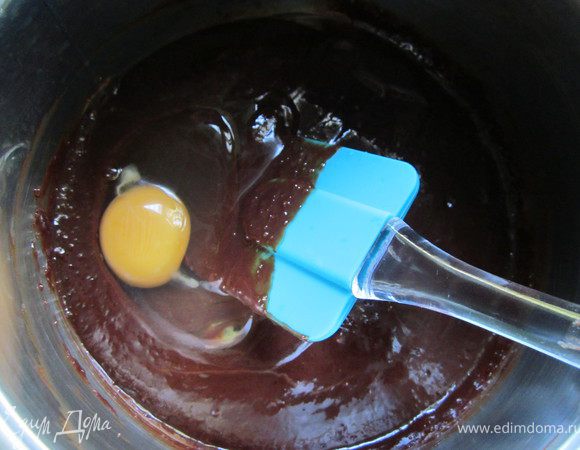 Ввести по одному яйца.