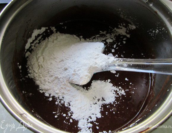 Добавить муку и крахмал. Все хорошо взбить.