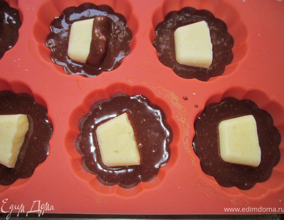 Распределяем треть теста по формочкам, поверх теста выложить кубики замороженного кардамонового крема. 