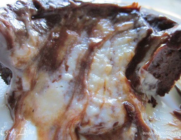 Готовый фондант хорошо держит форму, внутри остается жидким. Насыщенный шоколадный вкус, разламываешь и обнаруживаешь жидкую белую начинку внутри, с тонким ароматом кардамона. Наливаем чашечку кофе и наслаждаемся:)))