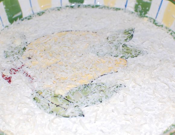 Белки взбиваем, не до устойчивых пик:), а так слегка. Соединяем желтковую массу с белковой. Аккуратно вымешиваем "складывая".
Дно формы (у меня  d=20см,высота бортиков3см) смазываем сливочным маслом, и посыпаем пармезаном.