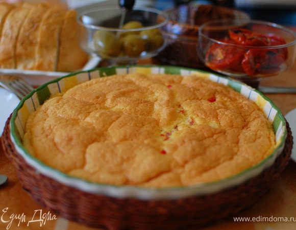 Ставим, в предварительно разогретую, духовку до 180 градусов. И выпекаем мин 20-23. А вообще ориентир по своей духовке.
Все омлет готов. Приятного аппетита!
P.S Омлет не поднимается....сильно и не опадает.