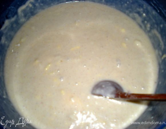 В большой миске смешать муку,разрыхлитель,корицу,масло,сахар,яйцо,влить молоко и тщательно перемешать.