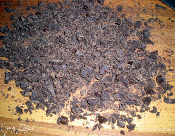 Шоколад нарубить мелкими кусочками.