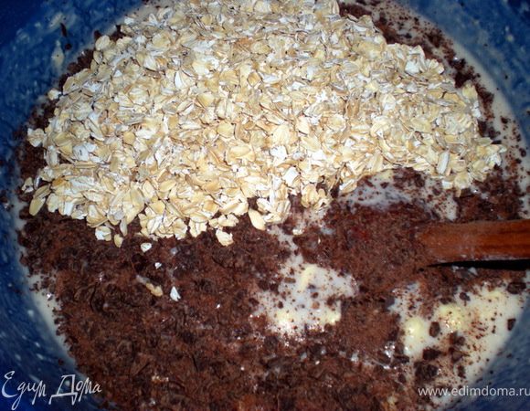 Добавить в смесь шоколад и хлопья.Быстро перемешать деревянной ложкой.