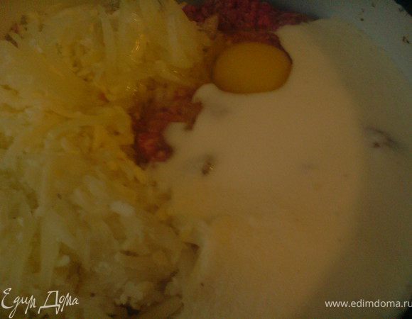 в фарш добавить лук,брынзу,манку,майонез,яйцо. Перемешать,добавить перец и соль и приправы по вкусу