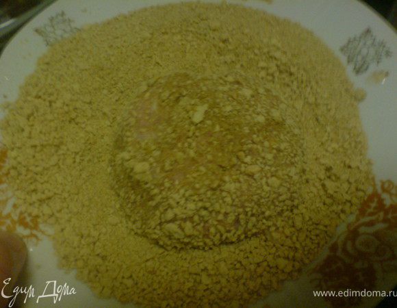 обваливать в панировке,придавая форму лепёшек