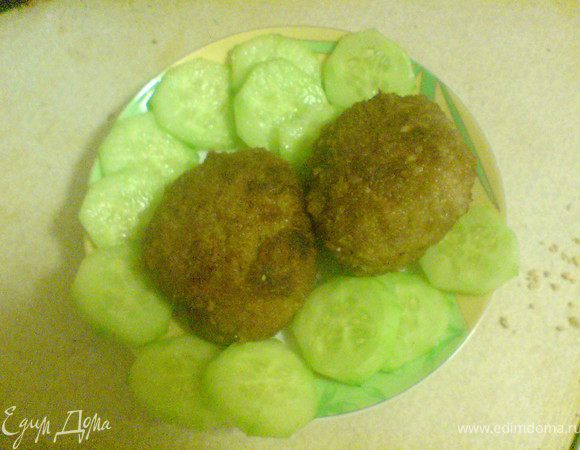 котлетки готовы,нарежем свежий огурчик...приятного аппетита.