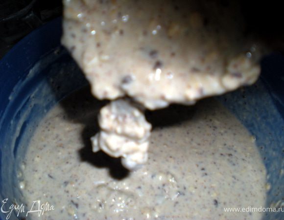 Фото к моим замечаниям: вот такое жидкое тесто получилось.Лепешки растеклись как блины.