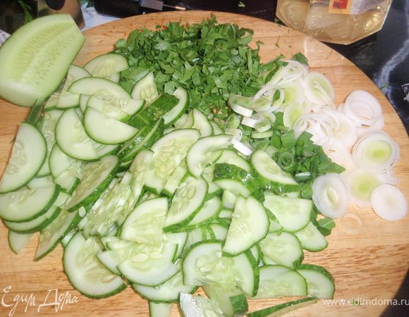 Нарезать огурцы полукольцами. Нашинковать лук-порей, зеленый лук и зелень.