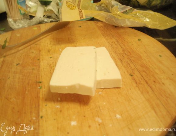 Брынзу нарезать небольшими кубиками. У меня была довольно соленая брынза, так что я взяла не очень много.