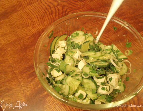 Смешать все ингредиенты, поперчить и добавить масло. Перемешать. И приятного аппетита!