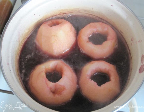 Яблоки очистить,удалить серцевину.Яблоки сложить в кастрюлю с холодно водой.Вино вылить в другую кастрюлю,добавить лимонный сок,сахар и немного воды.Масу перемешать и довести до кипения.Добавить корицу по вкусу.В кипящий сироп опустить яблоки.Держать яблоки на слабом огне 4-5 мин. и следить,чтобы они не стали слишком мягкими.