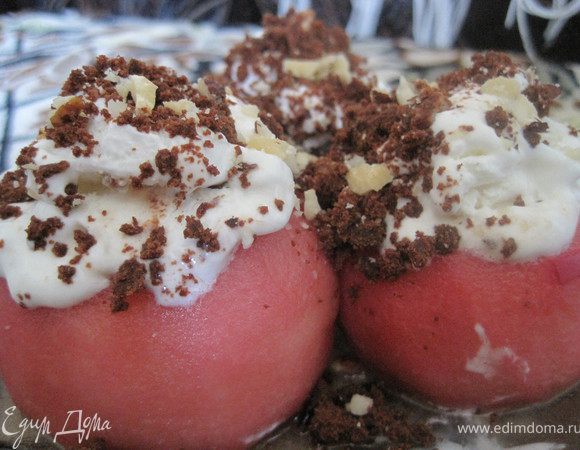 Заполнить яблоки мороженым.Подавать яблоки сразу после приготовления,посыпав измельченными грецкими орехами и полив шоколадным сиропом или шоколадной крошкой.
