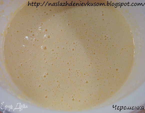 Взбить два белка, 2 ст.ложки воды и 80г сахара. Добавить 2 желтка, 40г крахмала, муку и разрыхлитель. Хорошо перемешать… 