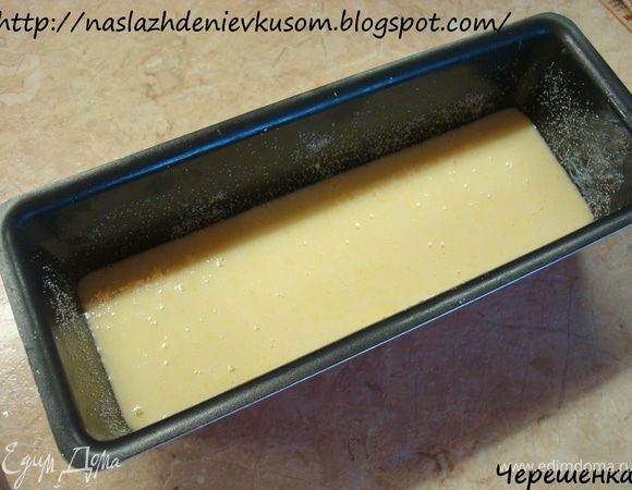 Вылить тесто в форму ( я использую форму для кексов). Вы можете использовать любую другую форму и выпекать в один слой, не разрезая бисквит после выпечки…